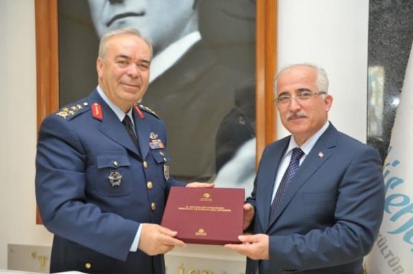 Eyll 1998 tarihinde 5 nci Ana Jet s Harekat Komutanl grevini stlenmi, 30 Austos 2000 tarihinde Tugenerallie terfi etmi ve ayn tarihte Genelkurmay Bakanl Bilimsel Karar Destek Merkezi Bk.lna atanmtr. Grev sresince NATO Teknoloji ve Aratrma Organizasyonu Genel Kurul Kdemli yelii yapmtr.