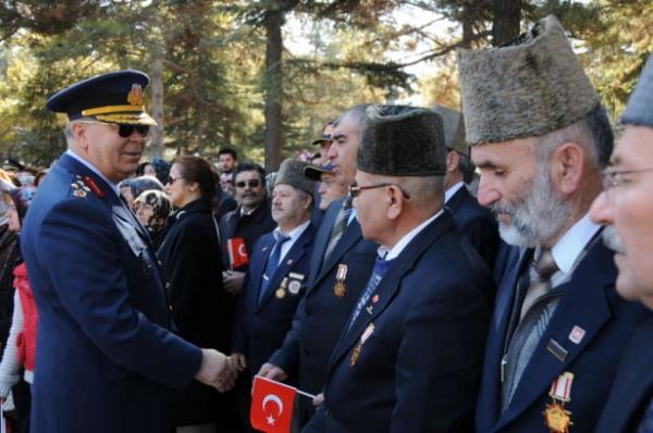 03 Austos 2002 tarihinde 5 nci Ana Jet s K.l grevine, 04 Austos 2003 tarihinde Hv.K.K.l, Proje Ynetim Daire Bakanl grevine atanmtr. 30 Austos 2004 tarihinde Tmgenerallie terfi etmi ve 17 Austos 2004 tarihinde Hv.K.K.l Plan Prensipler Bakanl grevine atanmtr. 04 Austos 2006 tarihinde Hava Harp Okulu Komutan olarak atanmtr. 04.08.2006- 12.08.2008 tarihleri arasnda Hava Harp Okulu Komutan olarak grev yapmtr.