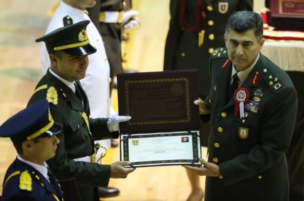 1988 ylnda Kara Harp Akademisinden mezun olmutur. 1988-1990 yllar arasnda 4nc Mknz. P.Tm.Hrk.ve Et..Md.l grevinde bulunmu; bu grevi esnasnda 1989 ylnda Silahl Kuvvetler Akademisini bitirmitir. 1990-1992 tarihleri arasnda 39ncu P.Tm. 49ncu P.A. 1nci P.Tb.K.l grevini yrtmtr.