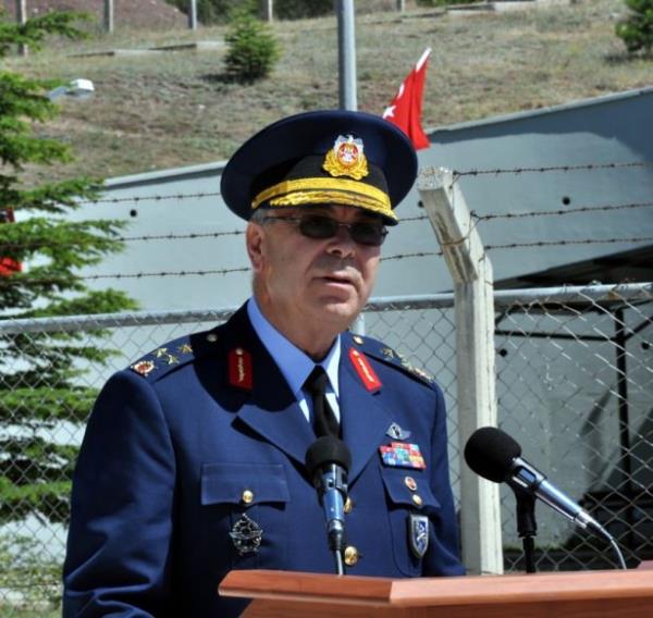 Srasyla 2 nci Ana Jet s Uu Eitim Merkez Komutanl ve 3 nc Ana Jet s Komutanlnda uu ve harbe hazrlk eitimini tamamladktan sonra Temmuz 1977 tarihinde 3 nc Ana Jet s 131 nci Filo K.lna kol uucusu ve retmen pilot olarak atanmtr.