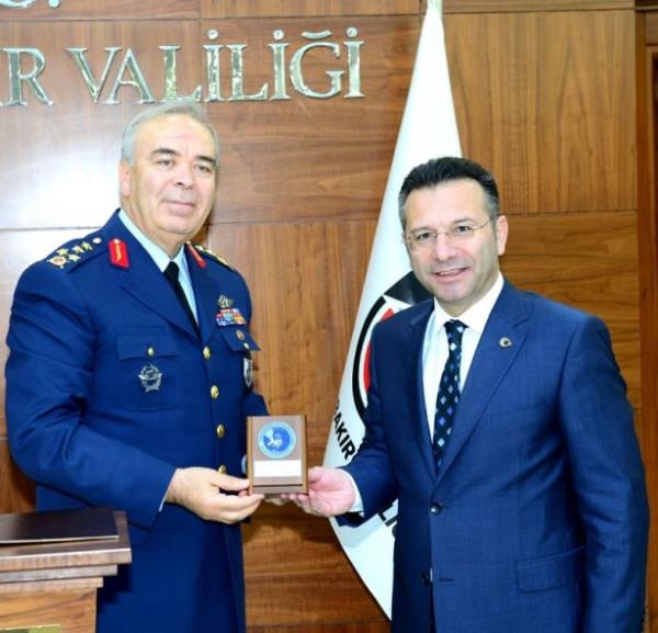 1992 ylnda ngiltere Kraliyet Hava Akademisine bir yl sre ile katlm, 1993 ylnda 192 nci Filo&#8217;nun F-16 aktivasyonunda Filo Komutanl grevi yapmtr.