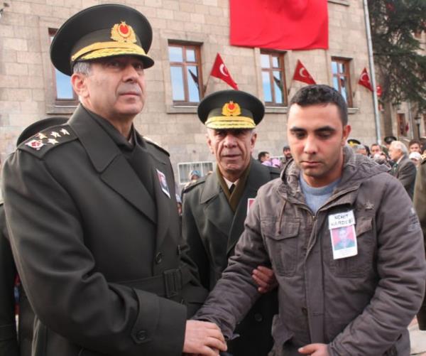 2000-2001 yllarnda Genelkurmay Bakanl Basn-Yayn Halkla likiler ve Tantm Daire Bakan olarak grev yapmtr.30 Austos 2001 tarihinde Tugenerallie terfi ederek ve K.K. Tayin Daire Bakanlna atanmtr ve bu grevi 2003 ylna kadar yrtmtr.2003-2005 yllar arasnda 19 ncu P.Tug.K. olarak grev yapmtr.