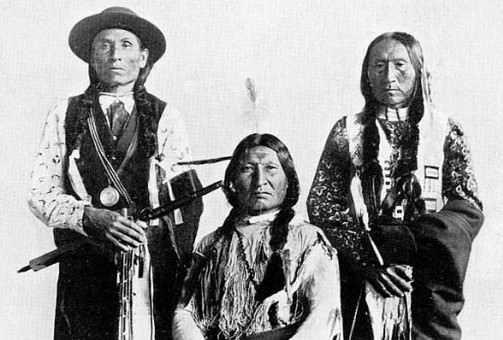 Kuzey Amerika'da yaayan kzlderili Algonquin kabilesinin gen erkekleri, nce tenha bir yere gtrlyor, orada kefese konuluyor, ve ardndan bu genlere 'wysoccan' olarak bilinen ok gl bir uyuturucu veriliyor.