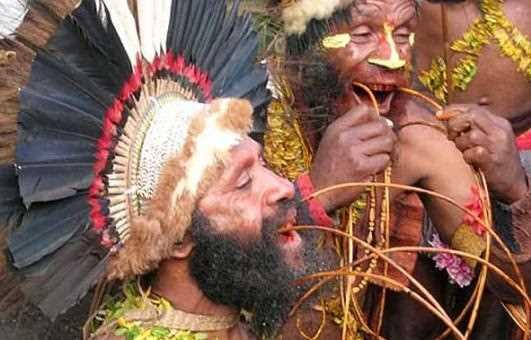 Matusa kabilesinin yetikinleri, genlerin ruhunda bulunan ve onlarn safln bozen kt ruhlar temizlemek adna olduka ilgin bir ayin uyguluyor. Bu ilemin bir dier amac da, genlerin gerek bir sava olmasna yardm etmek. Tahta kamlar genlerin boazna yerletiriliyor ve genler kusana kadar orada bekletiliyor. Daha sonra, kamlar genlerin burun deliklerine sokuluyor ve genlerin dilleri kesiliyor. Yeterli miktarda kan aktldktan sonra, genlerin ruhunun temizlendiine inanlyor.