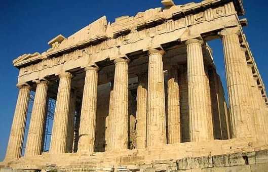 Spartal genler 12 yandayken savaa yollanyordu. Spartal gen erkekler, her yl klelere kar yaplan bu savaa katlmak zorundayd. 12 yana gelmi gen erkeklerden oluturulan ordu, klelerin zerine salnyordu ve bu iki grubun dv halk tarafndan izleniyordu.