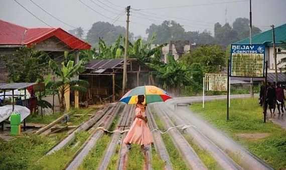 Nijerya'da yaayan Okrika kabilesinin inancna gre, kabilede bulunan kadnlar, ocukluklarnda su ruhlar ile bir eit romantik ilikiye sahip olmal. Daha sonra, gen kzlklarn tamamlayp kadnla adm atacak olan bireyler, su ruhlaryla olan ilikilerini bitirmeli. Bu nedenle, kabileden bir erkek gelip onlar kurtarana kadar, gnlerce nehir sular ierisinde kalp yaam mcadelesi veriyorlar.