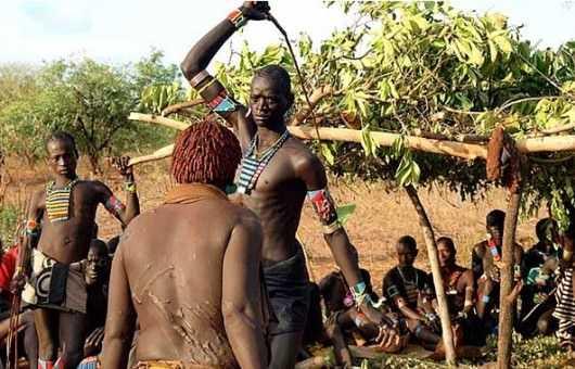 Afrika'da yaayan bir topluluk olan Fulalar'n, yetikinlie adm atan ergenler iin dzenledii bir 'kamlama yarmas' bulunuyor. Gerek bir erkek olduunu kantlamak isteyen Fulal genler, baka kabilelerden yatlaryla kamlama yarmasna katlyor. Temel kural u: ocuklar hibir ekilde korku belirtisi gstermemeli. Yarmann sonunda kimin kazandna, dv izleyen kabile yeleri karar veriyor.