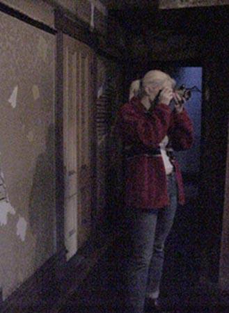 Yre sakinleri bunun anne babas tarafndan 1645&#8217;te burada terk edilen Annie isimli bir kzn hayaleti olduuna inanyorlar.