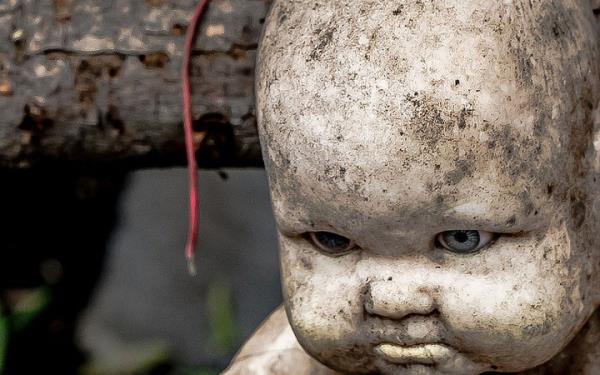 Blge halk buraya bebeklerin perili adas diyor. Bu garip yerin hikayesi bundan 50 yl ncesine dayanyor. 50 yl nce bu adann giriinde bir gen kzn cesedi bulunuyor. Cesedin yannda ise bir oyuncak..