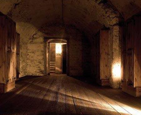 Mary King&#8217;s Kilisesi, Edinburgh-  17. yzylda veba hastalarnn iinde lme terk edildikleri bu kiliseyi ziyaret edenler, kollarna ve bacaklarna grnmez bir yaratn dokunduunu iddia ediyorlar.