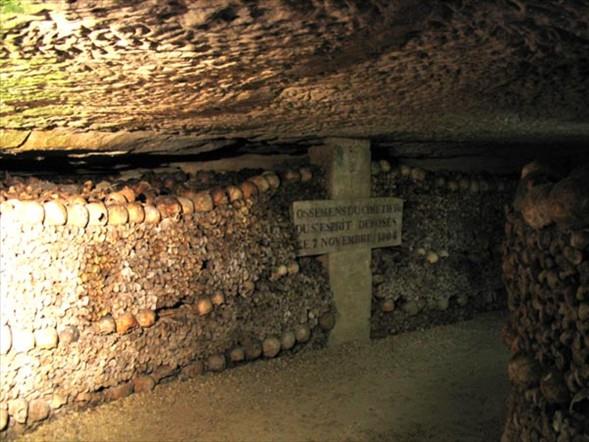 Ortaya karlan bu odalarda yzlerce insan kafas ve iskeleti bulundu.