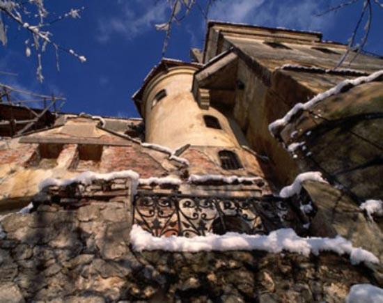 1884&#8217;te balayan inaat 38 yl boyunca, Sarah&#8217;nn lmne kadar devam eder. Bugn eve ziyarete gelenler, hayaletlere inanmasalar bile, evde hayalet grdklerini iddia ediyorlar.