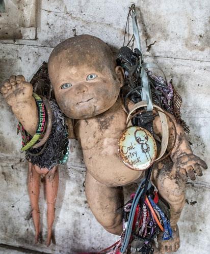 O gece btn kyden kzn lklar duyuluyor. Kz bebeini istiyor. Bunun zerine kyller adaya gidip oradaki aalara bir bebek takmaya balyor...