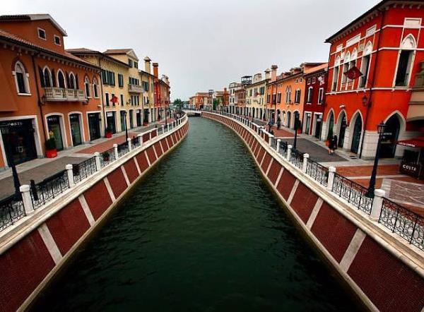 inliler kopyalama olayn iyice abarttlar. Telefon ve dier elektronik eyalardan sonra imdi de ehirlerin sahtelerini yapyorlar.    Venedik; talya