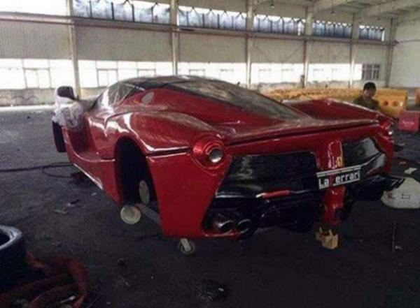 La Ferrari markas, in'in en ucuz spor araba satan markas. 50 bin TL'niz varsa 2015 model bir La Ferrari alabilirsiniz.