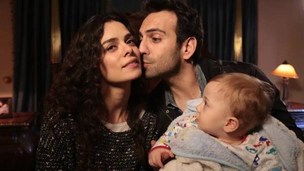 Dizi reytinglerde baar gsterip ikinci sezon onay alnca pazarlklar balad. zge zpirinici&#8217;nin cretine 10 bin TL zam yapld ve nl oyuncu yeni sezon ncesi haftalk 25 bin TL&#8217;ye yapm ekibiyle anlat.