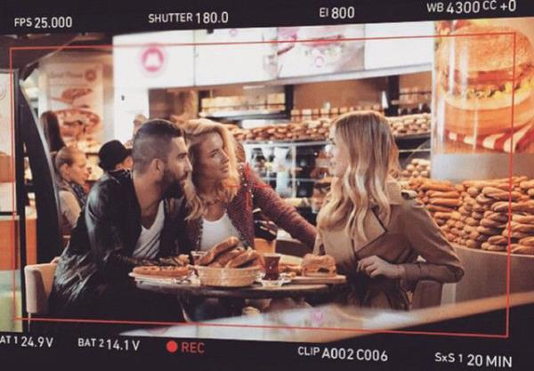 Son olarak Arda Turan'la rol ald bir reklamda adndan sz ettiren Esmersoy, geen ay da bir turizm irketinin yz olmutu...