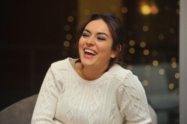 ddiaya gre firma 500 bin lira talep eden Mola'nn yerine 300 bin liraya Burcu Esmersoy'la anlamt.