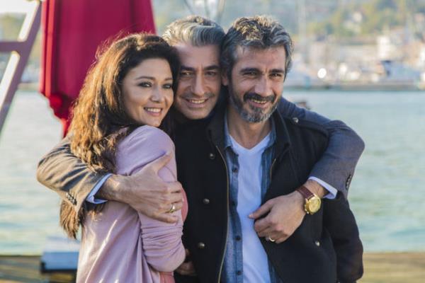 Nurgl Yeilay baroln Erkan Petekkaya ile paylat Parampara'nn yapm irketiyle masaya oturdu. Gzel oyuncu szlemesinde yurtd satlarndan pay istedi.