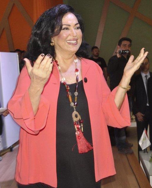 Evcen'in rol ald reklam filminin afiinde Trkan oray'n fotoraf da yer ald. Trk Sinemas'nn sultan Trkan oray ile son dnemin popler ismi arasndaki benzerlik dikkat ekti.