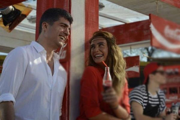 Bir iecek firmasnn reklam kampanyas iin kamera karsna geen Deniz'in 1.5 milyon TL ald konuuluyor.