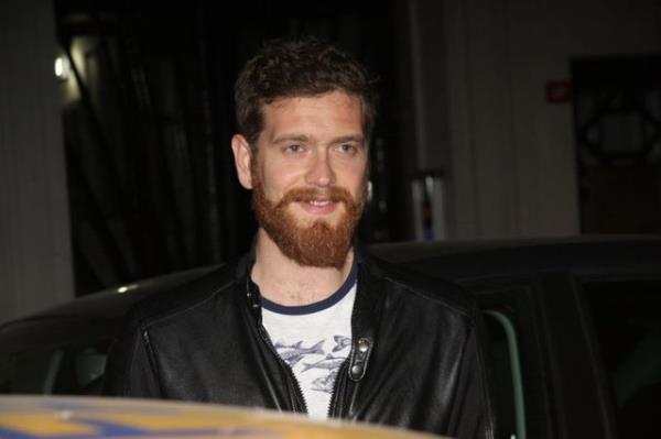 Engin ztrk, erkeklere zel ilk di macunu reklam iin kamera karsna geti. Yakkl oyuncu reklamdan 200 bin TL kazand.