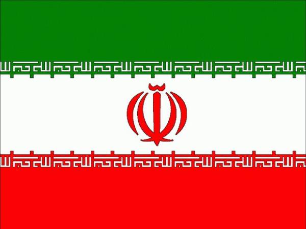 İran: Klasik üç yatay ve birbirine eşit boyuttaki şeritten oluşan bayrağın, şeritleri arasında bayrağın yapısıyla uyumlu beyaz farsça yazılar bulunur. Bayrağın ortadaki şeridinin ortasında ise bir kırmızı kılıç şekli bulunur. Üstteki şerit yeşil, ortadaki şerit beyaz, alttaki şerit ise kırmızıdır. Bu renkler 18. yy 'dan beri İran 'ı temsil eden bayraklarda bulunmuştur. Yeşil İslam 'ı, beyaz barışı, kırmızı ise cesareti simgeler. 29 temmuz 1980 'de kabul edilen bayraktaki Farsça yazıların anlamı Tekbir'dir. Yirmi iki kez yazılmıştır. Bayrağın ortasındaki kılıç şekilleri ise ülkenin gücünü temsil eder.