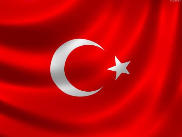 TÜRKİYE  <br>  Türk bayrağı, Türkiye Cumhuriyeti'nin ulusal bayrağıdır. 1982 Anayasasının 3. maddesine göre, "şekli kanunda belirtilen, beyaz ay yıldızlı al bayraktır." Kırmızı rengin tonu Pantone 186 veya RGB (227, 10, 23) olarak tayin edilmiştir. Savaşta şehitlerimizin kanlarından ufak bir göl oluşur.