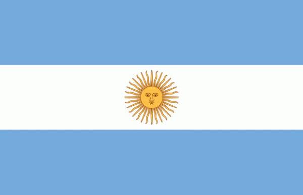 Arjantin: Şu andaki açık mavi/beyaz kombinasyonlarını ilk olarak özgürlük hareketinin lideri Manuel Belgrano kullanmış.Rosario Savaşı'nda bu renkler ilk defa görünmüş, denen odur ki, savaş esnasında mavi gökyüzü üzerinde beyaz bulutlar ve pırıl pırıl bir Mayıs güneşi varmış ve bayrağın anlamı oradan geliyormuş.