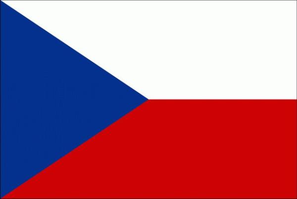 Çek Cumhuriyeti: Eski Çekoslovakya bayrağının aynısıdır. Çekoslovakya'nın dağılışı sonrası Slovakya kendine yeni bir bayrak uyarlarken, Çek Cumhuriyeti tarihî bağlardan dolayı bu bayrağı korumuştur. Bayrağın ana renklerini oluşturan kırmızı ve beyaz çok eski ulusal ve Bohemya bayrağında yer alan renklerdir. Uzun yıllar böyle kullanılan bayrağa hem Polonya bayrağı ile aynı özellikleri taşıması hem de Avusturya bayrağı ile aynı renklerde olması nedeni ile mavi bir kısım eklenme yoluna gidilmiştir. Bu fikri kimin gerçekleştirdği hakkında kesin bir bilgi yoksa da birçok araştımacı Jaroslav Kursa (1875 &#8211; 1950) adı üzerinde fikir birliğine varır. Çekoslovakya'nın bu yeni bayrağı 30 Mart 1920 yılında Çekoslovakya Millet Meclisi'nde (&#268;SR) onaylanarak resmî bayrak hâline getirilir. Bu zamandan başlayarak - II. Dünya Savaşı işgâl yılları hâriç- üç renkli Çekoslovak bayrağı kullanılmaktadır.