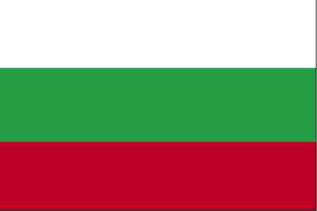 Bulgaristan: Sırayla beyaz, yeşil ve kırmızı renkli üç eşit kalınlıkta çizgiden oluşur. Bulgaristan Cumhuriyeti'nin resmi bayrağıdır. Beyaz barışı, yeşil Bulgaristan topraklarının verimliliğini, kırmızı da insanlarının cesaretini temsil eder. İlk halinde, 19. yüzyıldaki Panislavizm etkisiyle panislavik renkler kullanılmıştı. Ortadaki şerit mavi renkte idi ve bayrak Rusya bayrağına benzemekteydi. 1878'de Osmanlı Devleti'nde özerkliğini kazandıktan sonra, ülkenin bir tarım ülkesi olarak öne çıkmasını temsilen orta şerit yeşil olarak değiştirildi. 1989'da, eskiden bayrağın üst köşesinde bulunan devlet nişanı kaldırıldı. Nişanda, şahlanmış bir arslan, iki tarafında başaklar, beş köşeli bir yıldız, ve ilk Bulgar Prensliğinin ilan edildiği yıl olan 681 yazısı ile Komünist Parti'nin iktidara geldiği yıl olan 1944 yazısı bulunuyordu.