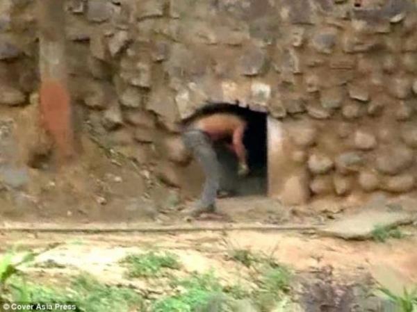 Kaplanlarn kapal delie girmesi zerine adam onlarn peinden oraya girmeye alt.