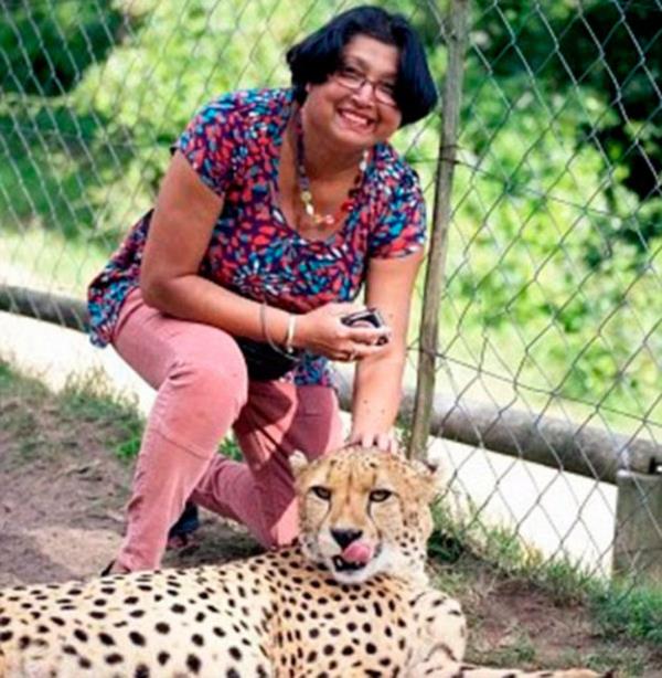 Gney Afrika'da bir vahi yaam parkna giden skoyal ift, parktaki "evcil" italarla fotoraf ektirirken deheti yaad.