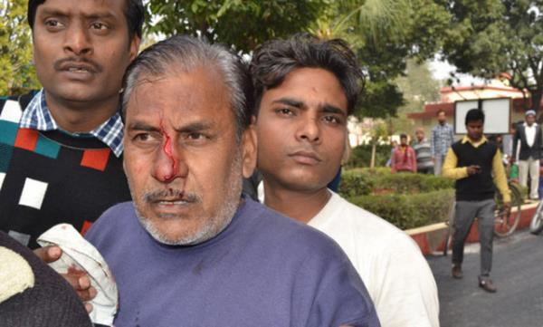 Dar kt srada bir polis memurunu da kolundan yaralayan leopar daha sonra ise koarak karanla kart. Hindistan&#8217;da getiimiz Ocak aynda da 9 yanda bir ocuk ve yal bir adam leopar saldrs sonras hayatn kaybetmiti.