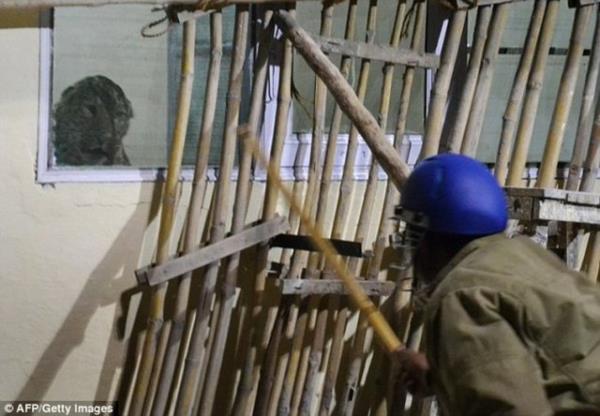 Fakat evredeki insanlarn fotoraf ekmeye almas sonucu iyice sinirlenen leopar tm abalara ramen sakinletirilemedi. Uzun sre grevlilerin ellerindeki sopalarla dar karmaya alt leopar en sonunda ise hzla camdan kt.