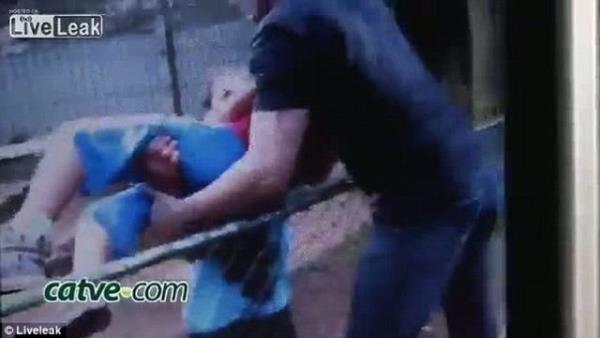 Hayvanat bahesi grvlileri tarafndan kurtarlan ve oka giren ocuk olay yerinde yaplan ilk mdahalenin ardndan hastaneye kaldrld.