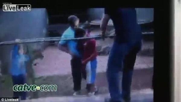 Kaplana dokunmaya alt esnada bir anda saldran hayvan ocuun kolunu paralad.