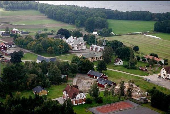 Mahkumlar koca adada zgrce dolayor, yzyor, gneleniyor ve spor yapyor..
