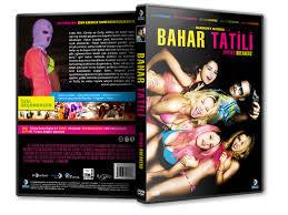 <P><B>"Bahar Tatili"</B></P>  <P>Y�netmenli�ini ve senaristli�ini Harmony Korine'nin �stlendi�i, dram ve komedi t�r�ndeki film, haftan�n �nemli yabanc� yap�tlar aras�na yerini ald�. James Franco, Vanessa Hudgens, Selena Gomez, Ashley Benson ve Heather Morris'in rol ald��� filmde, �niversite ��rencisi d�rt arkada��n bahar tatillerini finanse etmek i�in u�uk bir plan yapmas� hikaye ediliyor.</P>