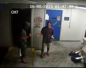 Albuquerque'de  adam, gazeteye satlk silah ilan veren kiiyi soymaya karar veriyor ve randevulayorlar. Buluma yerine gittiklerinde adamn suratna gz yaartc gaz skyorlar. O da ne! Adam &#8216;&#8216;silah'' ekiyor. lerinden 18 yandaki Carlos mermiye hedef olarak lyor. Dier ikisi ise silah satan bir adamn silah ekeceini akl edemediklerini sylyorlar.