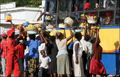 Zimbabwe'de 20 kadar akl hastasn nakleden ofr hastalarn karnca olanlar oldu. Beceriksizliinin ortaya kmasn istemeyen ofr oradaki otobs durana gitti ve bekleyen yolculara onlar bedavaya tayacan syledi. Sonra onlar gtrp akl hastanesine teslim etti ve kat. Olayn iyz  gn sonra anlalabildi.