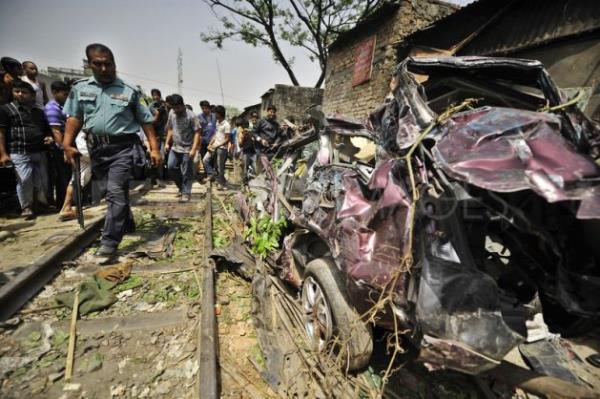 Banglade'te ok film seyrettikleri anlalan alt soyguncu geceyars otomobille ie kyor ve ilk geeni soymak zere arac yola enlemesine brakyorlar. Ancak otomobilin iinden kmay unutuyorlar. lk gelen, ykl miktarda sr tayan bir kamyon oluyor. Ancak ofr kamyonu durdurmay baaramyor ve soyguncularn aracn biiyor. Soyguncularn yan sra bir inek de lyor.
