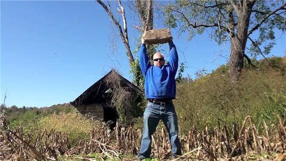 Andreas adnda 23 yandaki gencin cesedi, bir baca dizinin altndan motorlu testereyle kesilmi vaziyette krsal alanda bulunuyor. Ortalk kan gl. Polis gencin bir sadistin kurban olduunu dnyor. Sonra gerek ortaya kyor. Andreas'n kuzeniyle birlikte sigortay dolandrma giriimi srasnda can verdii anlalyor. 29 yandaki kuzenin verdii ifadeye gre bu ikili birka tane sigorta poliesi yaptryor. Sigorta irketlerinden birka milyon dolar kaldrmak iin yapmalar gereken tek ey, kalc sakatlk salamak. Kuzeni, Andreas' bir bacan motorlu testereyle kestirmeye ikna ediyor! lkyardmdan ok iyi anladn, atardamardaki kan hemen durduracan sylyor. Ama, kan durmuyor. Kuzen panie kaplp kaarken, motorlu testereyi de nehre atyor. Ardndan lme sebebiyet vermekten yarglanyor.
