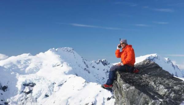 Marc adnda 30 yandaki bir dac, ekip arkadalaryla birlikte eytan Parma ad verilen son derece dik bir tepeye trman yapyor. Gece kamp yerinde otururken Marc'n birisine telefon aaca tutuyor. Ancak kamp yerinde ebeke gittii iin bir elinde telefon tepeye trmanmaya kalkyor ve tabii son trman oluyor. Marc' dt yerden karmann imkansz olduunu gren arkadalar, &#8216;&#8216;En sevdii eyi yaparken len arkadamz orada kalsn'' diyorlar. Ancak Marc'n en sevdii eyin trmanmak m, yoksa telefonda konumak m olduuna aklk getirmiyorlar.