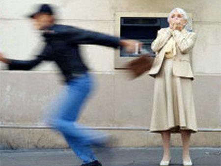 Bir kadn New York'ta saldrya urad. Polis ksa zamanda birini yakalayp karakola getirdi. Sana "urada dur, imdi u bayanla kimlik tespiti yapacaz" dedikleri srada adam kendinden emin seslendi: "Evet, evet. antasn kapp katm kadn buydu".