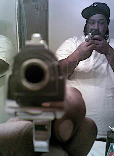 Kaliforniya'da James Eliot 38'lik tabancasyla soyguna kalkt. Ancak tabanca ate etmesi gerektii an tutukluk yapt. James "- ne oluyor?" diye namlunun iine bakt ve denemek iin tetii ekti. Tabanca bu kez ate ald...