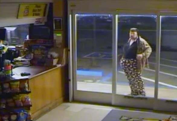 Michigan'da sabahn 5'inde bir adam bir Fastfood'a gitti ve kasadara silah gstererek kasadaki paray vermesini syledi. Kasadar itiraz etti: "Ama bir ey smarlamadan kasay amam mmkn deil." Adam "yleyse, bana soan dilimleri ver" dedi. Kasadar gene itiraz etti: "Sabahlar soan hizmeti yapmyoruz." Silahl adam suratn asarak kt gitti.