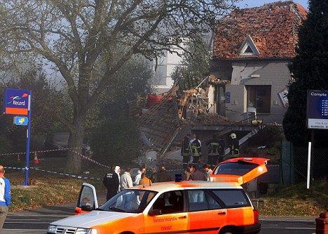 ki soyguncu, Belika&#8217;nn Dinant kentindeki bankann ATM&#8217;sini amak iin bolca dinamit kullanmakla yetinmeyip makinenin iine gaz pompalamay da ihmal etmediler. Ancak ikili, dinamitleri patlatmadan nce gvenli bir mesafeye uzaklamay unutunca sonu felaket oldu.