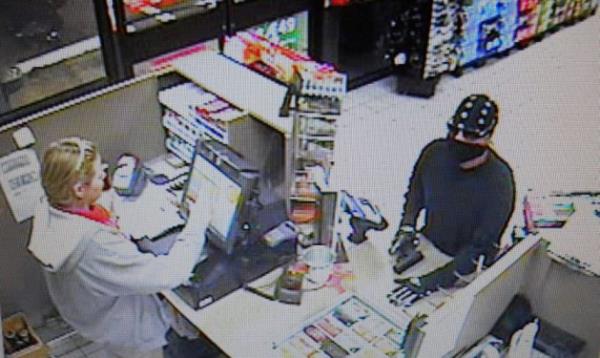 Adamn biri Lousiana'da bir maazaya girdi ve dkkan sahibine elindeki 20 dolar bozmasn rica etti. Dkkan sahibi kasay at an, adam silahn kard ve kasadaki btn paray istedi. Adam paralar toplad ve elindeki 20 dolar tezgahn zerinde brakp kat, gitti. Ama ortaya girip bir hukuki mesele kt. Tezgahta brakt para 20 dolard, ama kasadan yalnzca 15 dolar tutarnda bozuk para kmt.