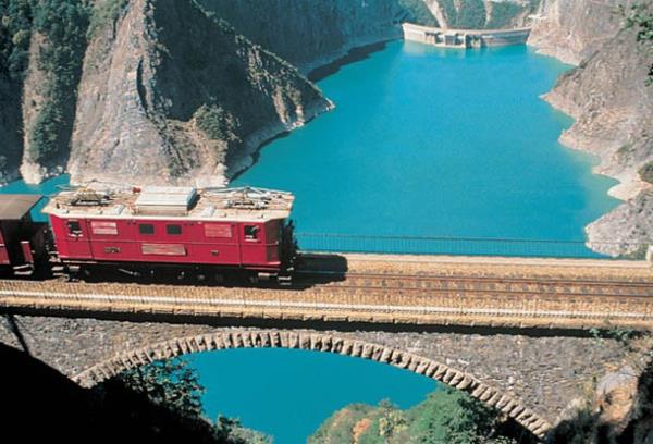 Tren ulamn salayan raylar yle yerlerden geiyor ki: kimi yerde deniz, nehir, dev kanyonlar alrken; kimi yerde ise engebeli devasa dalar delinmi...